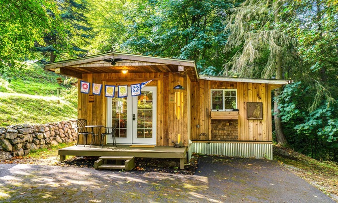 Freeland Cottage | Adorable Single-Level Cottage with Free WiFi, Full Kitchen, & Furnished Porch