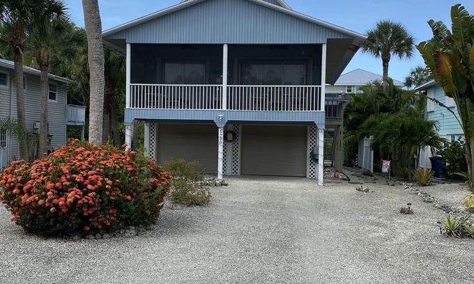 Mid Island House | Adorable Tropical Getaway Just Steps From The Beach. Gulf Views And New Pool!