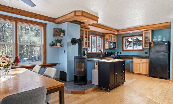 Wolcott House | Adventurer's retreat - Lake Elmore, hiking, MTB, foliage