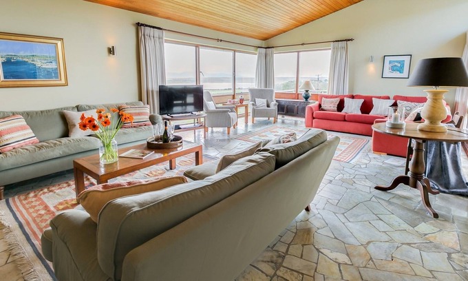 Malltraeth Apartment | Ael Y Bryn - a sea view that sleeps 8 guests in 4 bedrooms