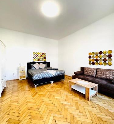 Schottenfeld Apartment | Affordable 1BR & 1LR Apt, 7 Min to Westbahnhof