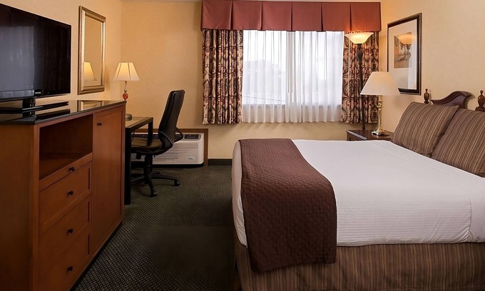 Tri-Cities Hotel | Affordable Getaway! Pet-Friendly Property, Free Parking, Onsite Pool