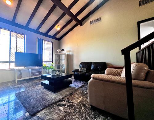 Booragoon House | Affordable long Term Stay Queen Size Bedroom Near City University Fremantle