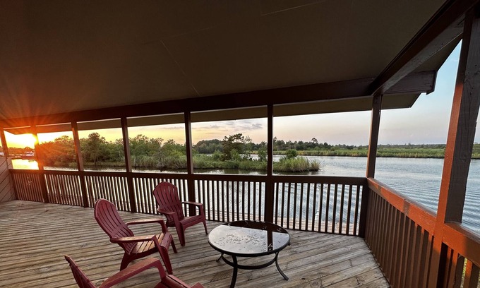 Lakeview Jefferson County House | Affordable Luxury waterfront—Ideal work oasis central to SETX refineries!