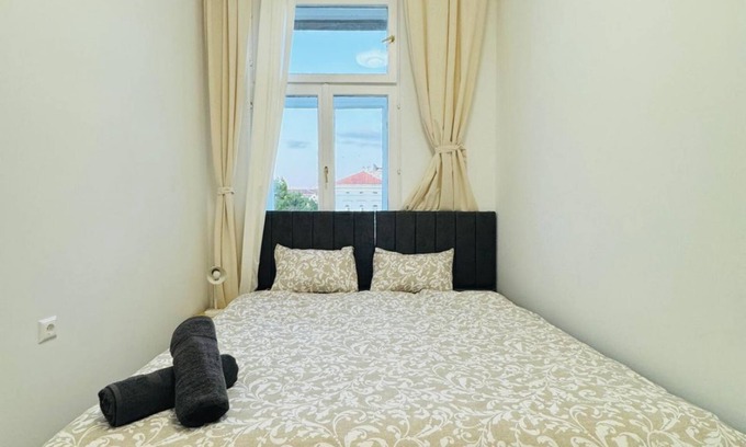 Rudolfsheim-Funfhaus Apartment | Affordable Stay for Two | Westbahnhof Area