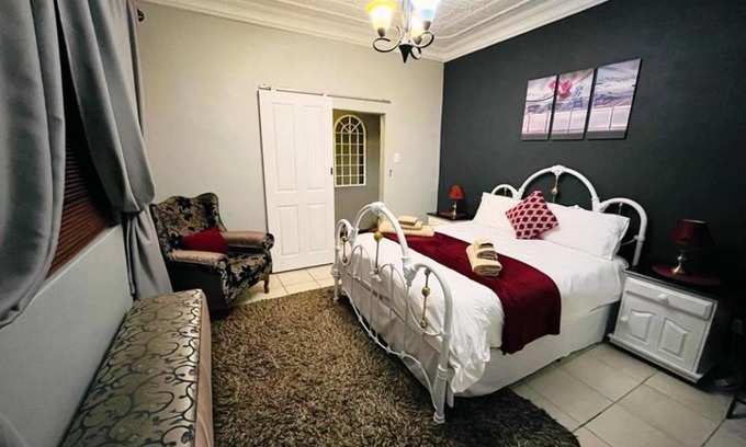 Vredefort House | Afri Gastekamers - Family Rooms
