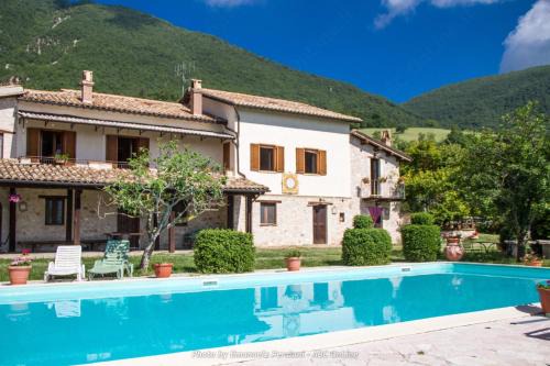 Cerreto di Spoleto House | Agriturismo Santa Serena