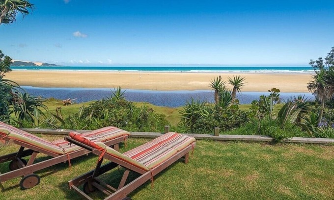 Ahipara House | Ahipara Surf Lodge (Absolute Beachfront!)