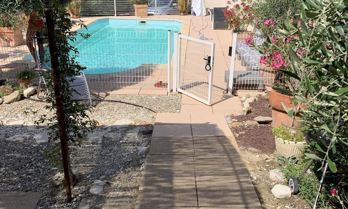 Beaumes-de-Venise Apartment | air-conditioned apartment at the foot of laces of Montmirail, swimming pool access