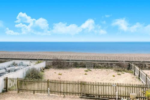 South Hayling Apartment | Air Maison - Modern 2 Bedroom wit Sea Views and Beach Access