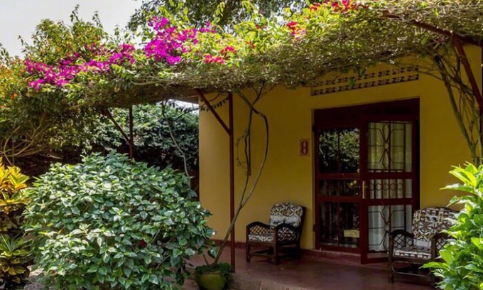 Entebbe House | Airport Guesthouse