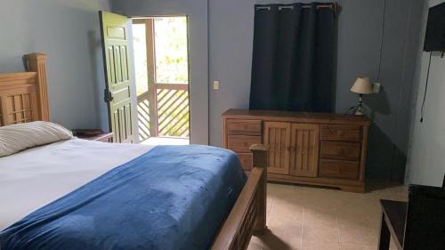 Coxen Hole Hotel | Airport Inn Roatan