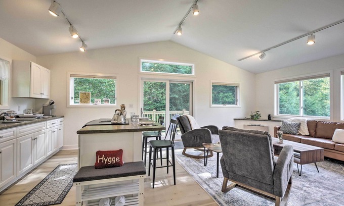Jeffersonville Apartment | Airy & Bright Hideaway Near Smugglers' Notch!
