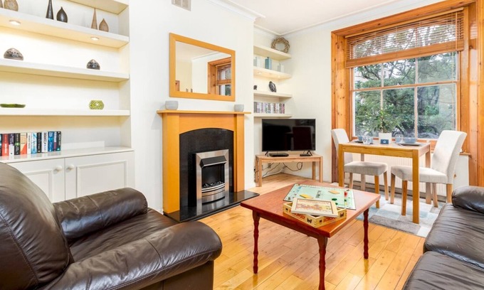 Askew Apartment | Airy Shepherds Bush Apartment