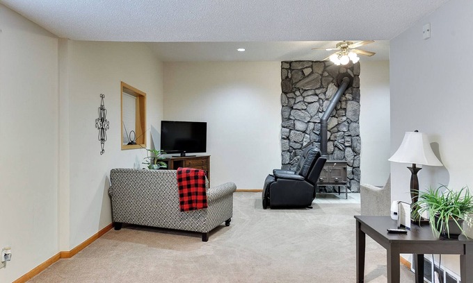 South Central Omaha Apartment | Aksarben Two Bed, One Bath Duplex Suite