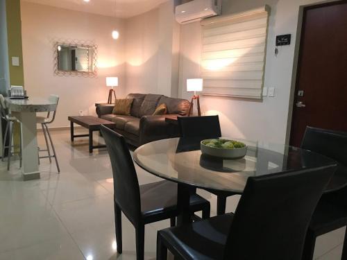 Las Gaviotas House | Alcantara apt, Ground floor, great for digital, 2 blocks walk to beach