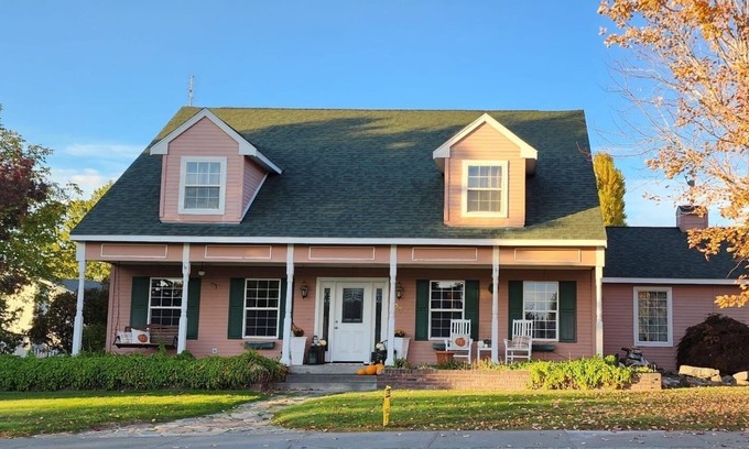 Moses Lake House | Alegria! Five Bedroom Colonial Style Home Conveniently Located! Pet Friendly!