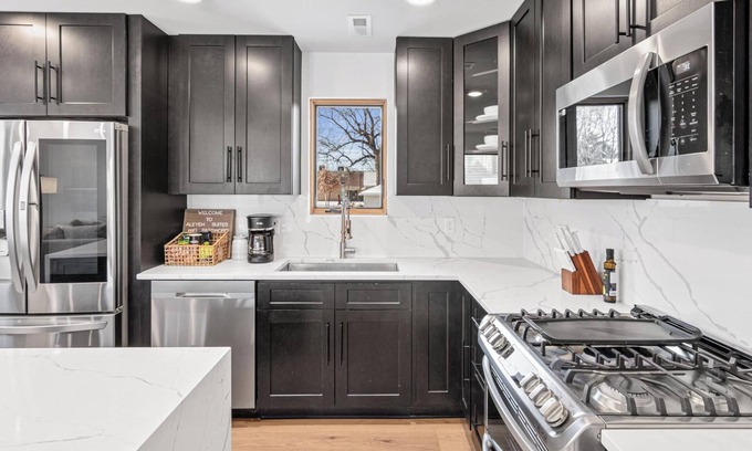 Minneapolis Apartment | Aleyeh suites Top floor unit3
