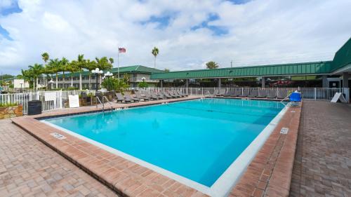 Trailer Estates Apartment | All-New, Heated Pool, Tiki Bar & Grill, Great Wifi
