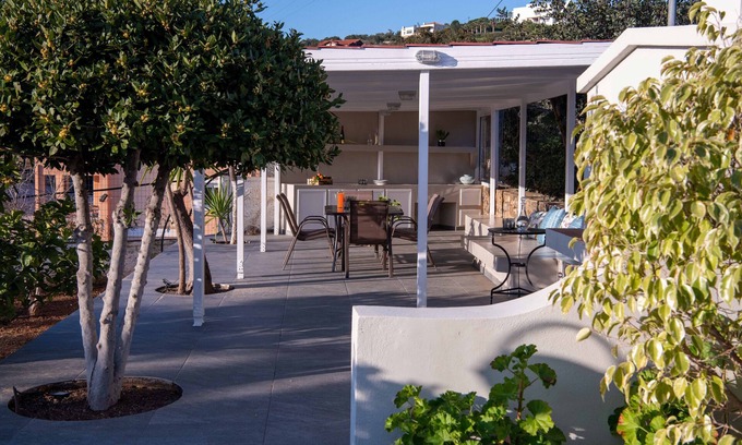 Almyros House | Almyros Residence by the sea 6bd with garden & BBQ