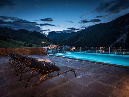 Warth Hotel | AlpenParks Hotel & Apartment Arlberg Warth mit Pool
