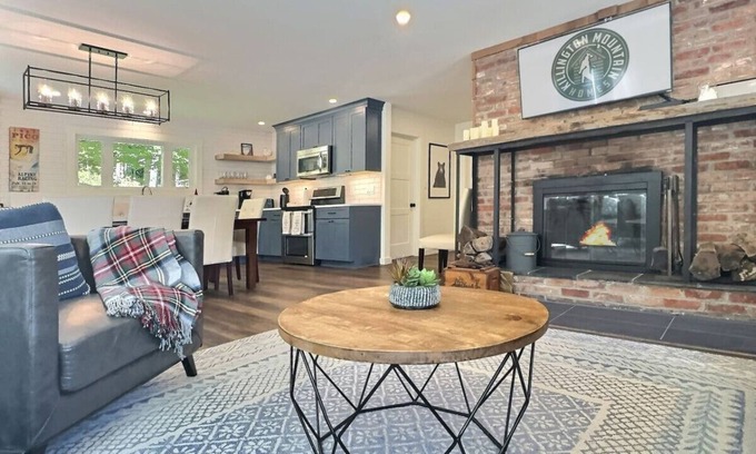 Killington Apartment | Alpine Chalet Grill, Fire pit, Pool, Gym, CornHole