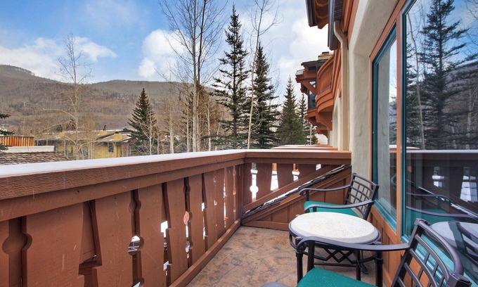 Vail Apartment | Alpine Luxury Room | 2 Queen Beds | On-site Pool!