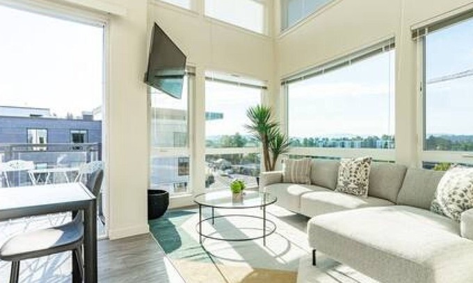 Downtown House | Amazing! 2BR | 2BTH Loft in Redmond | Sleeps 5