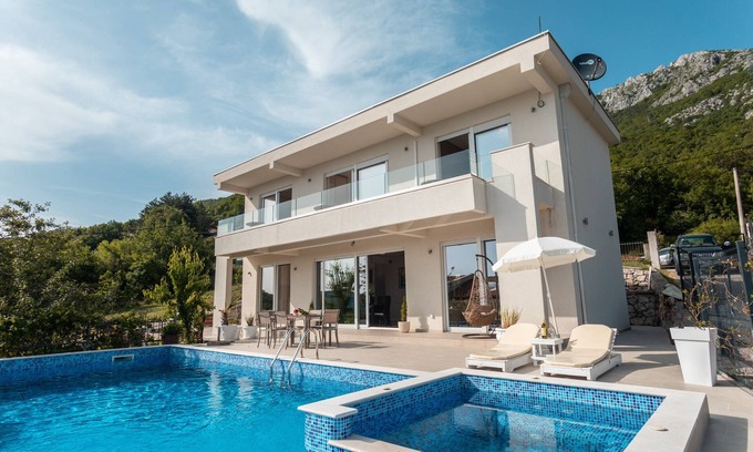 Lapcici Villa | Amazing 3 bedroom home w/pool in Budva