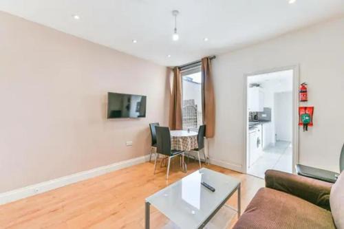 Grove Apartment | Amazing 4 bed house in Kingston