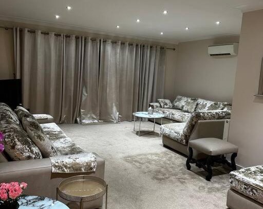 Brooklands House | Amazing 4 Bedrooms family home with free parking