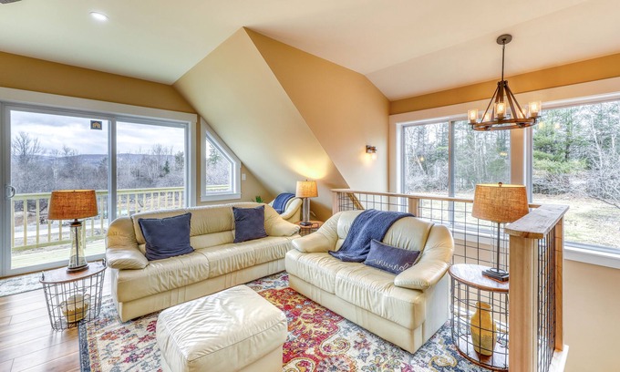 Bethlehem Condo | Amazing condo on apple orchard with deck, full kitchen, and great mountain views