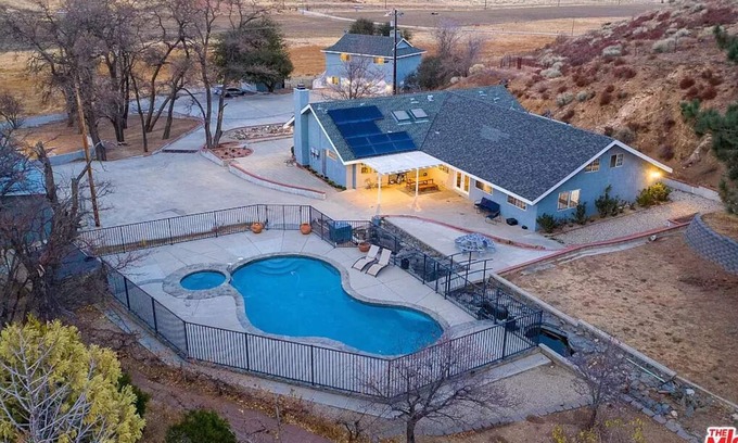 Agua Dulce House | Amazing Escape Close to LA with Pool, jacuzzi, Meditation room, Hiking trails.