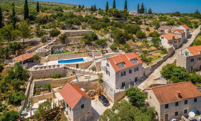 Lozisca House | Amazing home in Lozisca with WiFi