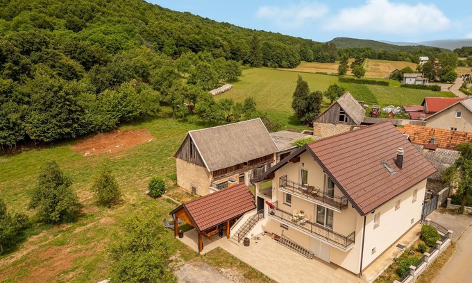 Otocac House | Amazing home in Prozor with kitchen