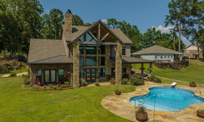 Deatsville House | Amazing Lake Jordan vacation home