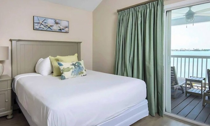 Marathon Hotel | Amazing Location in the Middle of Florida Keys! Full Kitchen! Onsite Pools
