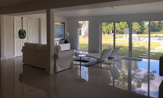 Miramar House | AMAZING MODERN/COUNTRY STYLE HOUSE, ALMOST 5 ACRES
