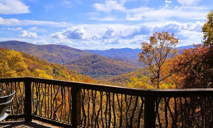Laurel Ridge Cabin | Amazing Mountain Views ~ Black Mnt~ Asheville Cabin Hot Tub
