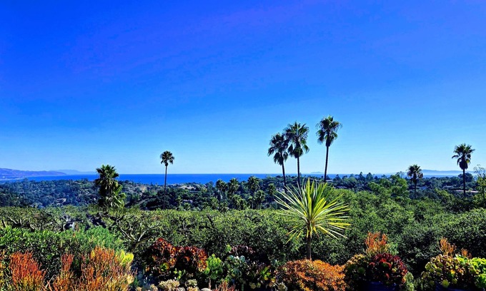 Cielito House | Amazing Ocean/Coastline/Mountain views. Pvt. 1-Bdrm Guest Home w/Patio, Hot Tub