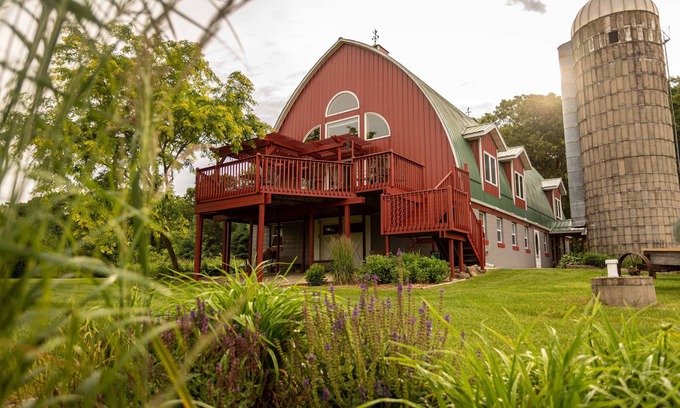 Briggsville House | Amazing Renovated Dairy Barn-Spacious Kitchen/Living Room/Minutes to Dells