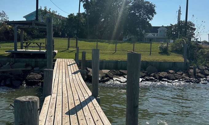 Bacliff House | Amazing sunsets! 6 person hot tub & private 270’ lighted fishing pier!