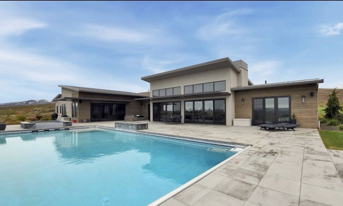 Yakima House | Amazing Views, massive Heated Pool, Hot Tub, Ultra Private, NO STAIRS, Rambler