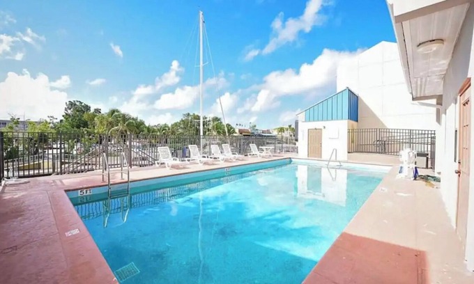 Monroe County Boat Rental | Amazing Yacht With Resort Amenities In The Heart Of Key Largo