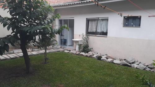 Caioba House | Ambiente acolhedor com jardim para pets