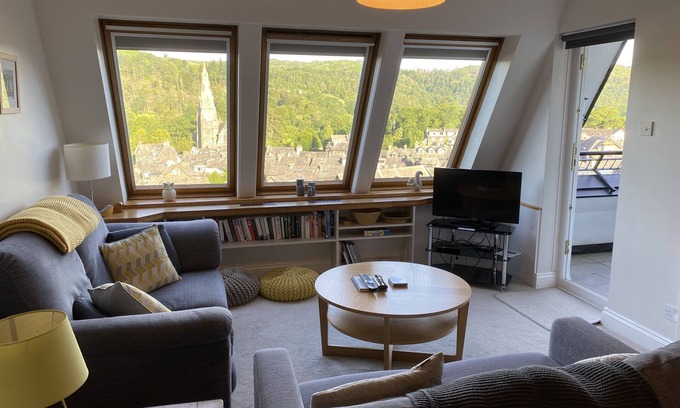 Ambleside Apartment | Ambleview - fell views with balcony and private parking in central Ambleside.