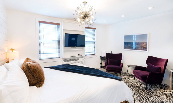 Greenport Hotel | American Beech in Greenport - Deluxe King Suite 12