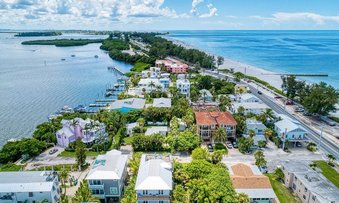 Bradenton Beach House | AMI Lighthouse Cottage-one Minute Walk To The Beach-keyless Locks