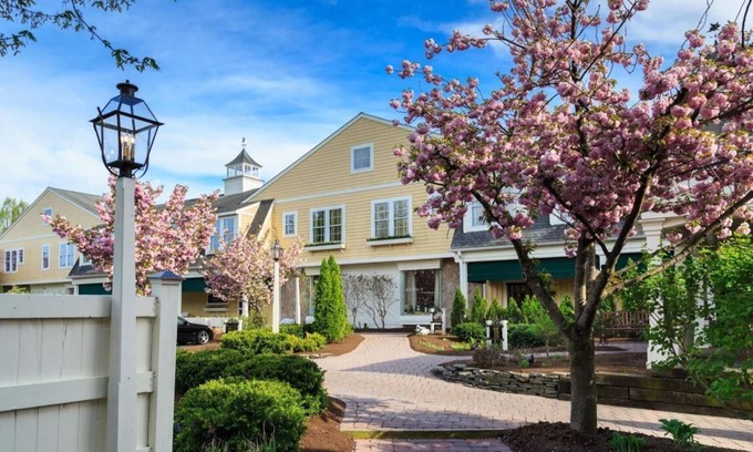 Leacock-Leola-Bareville Hotel | Amish Inspired Lodging in Historic Hotel -4Star -Spa & Pool