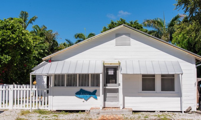 Cortez House | Amora is a charming 2 bedroom, 1 bath home built in 1938 in the heart of historic Cortez Village.